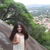 menina branca 7 anos cabelos bem longos olhos e cabelos castanhos com a mae morena cabelo preto curto até os ombros em um castelo branco no pico da colina